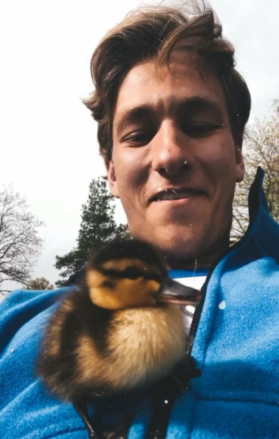 TO GODE VENNER: Andungen Ivan og innebandyspilleren Andreas Stefansson har utviklet et unikt vennskap på bare noen få dager. FOTO: Privat TO GODE VENNER: Andungen Ivan og innebandyspilleren Andreas Stefansson har utviklet et unikt vennskap på bare noen få dager. FOTO: Privat